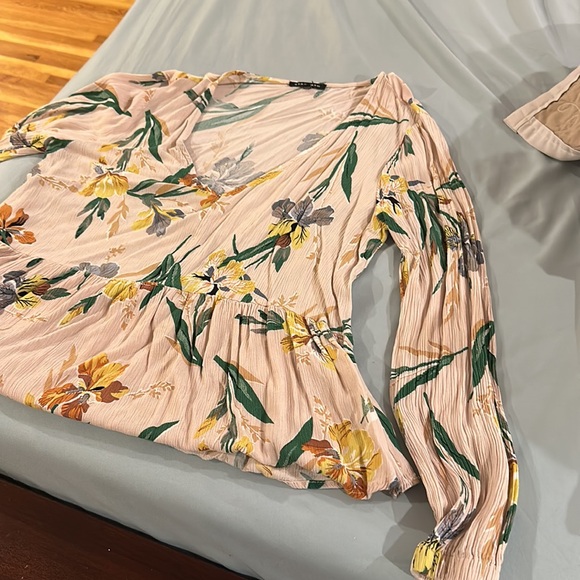 Floral plepum top. - Picture 3 of 3